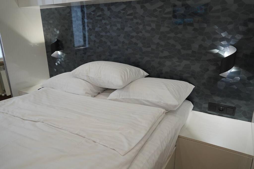Lovely, Newly Remodeled Apartment In Yerevan! ภายนอก รูปภาพ